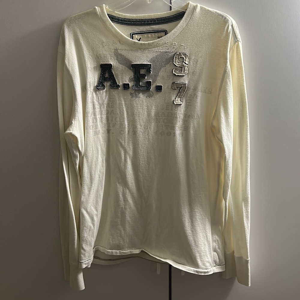 Men’s American eagle cream long sleeved shirt. L. UEC.